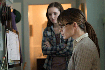 Jennifer-Garner---Kaitlyn-Dever---Men--Women---Children.gif