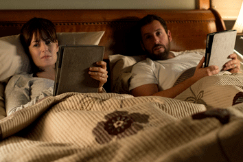 Rosemarie-DeWitt-et-Adam-Sandler---Men--Women---Children.gif