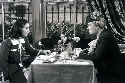 La-Valse-dans-l-ombre---Vivien-Leigh-et-Lucile-Watson.jpg