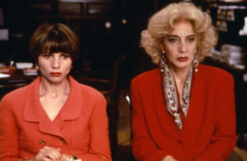 Tacones-lejanos---Victoria-Abril-et-Marisa-Paredes.gif