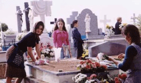 Penelope-Cruz--Yohana-Cobo--Lola-Duenas---Volver---.gif