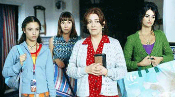 Yohana-Cobo--Lola-Duenas--Carmen-Maura-et-Penelope-Cruz.gif