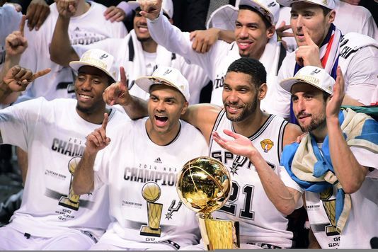 4438712 5 b047 les-san-antonio-spurs-apres-leu-victoire-du