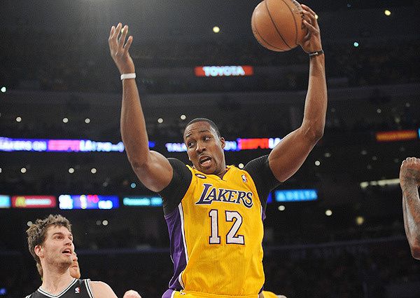 Dwight Howard Draws Boos, and Many Fouls - The New York Times