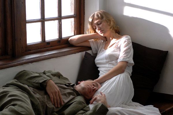 Alexandra Maria Lara et Tim Roth. Pathé Distribution