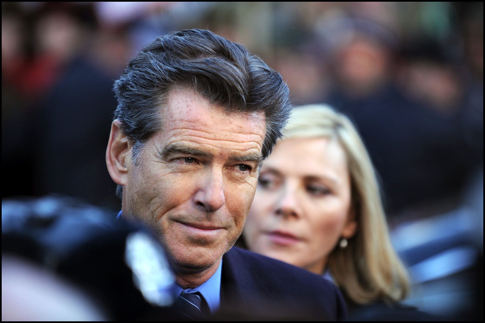 Pierce Brosnan et Kim Cattrall. Pathé Distribution