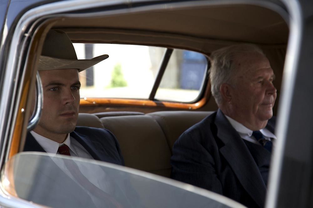Casey Affleck et Ned Beatty. Mars Distribution