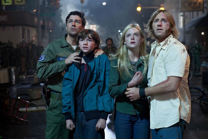 Kyle Chandler, Joel Courtney, Elle Fanning et Ron Eldard. Paramount Pictures France