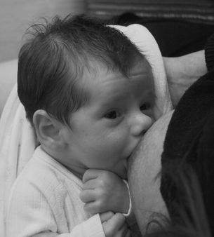 1 Allaitement d'un bébé de 1 mois 1 Feeding baby | Source | Author F