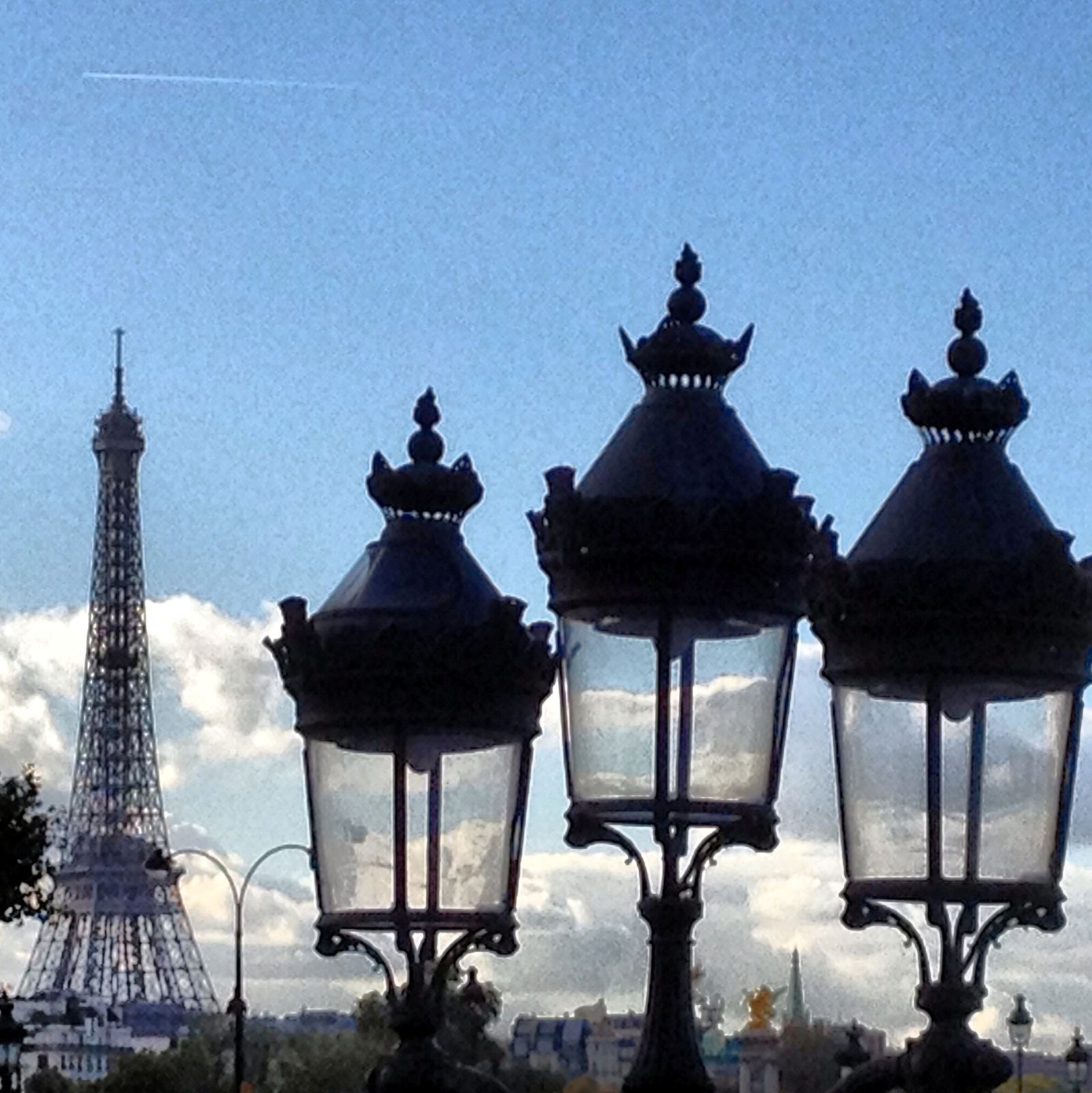 PARIS  est  surnommée  la  VILLE  LUMIERE  avec  ses  plus  de  50 000  candélabres !