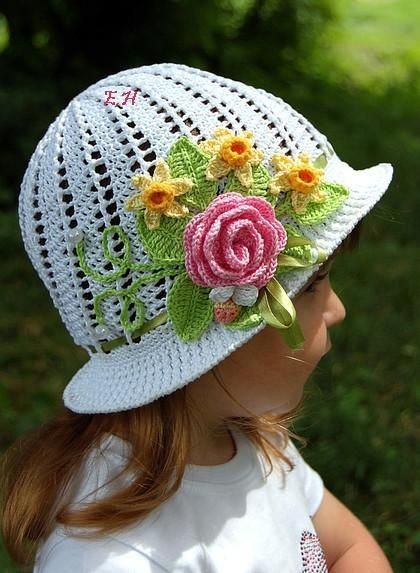 bonnet blanc au bouquet de fleurs.