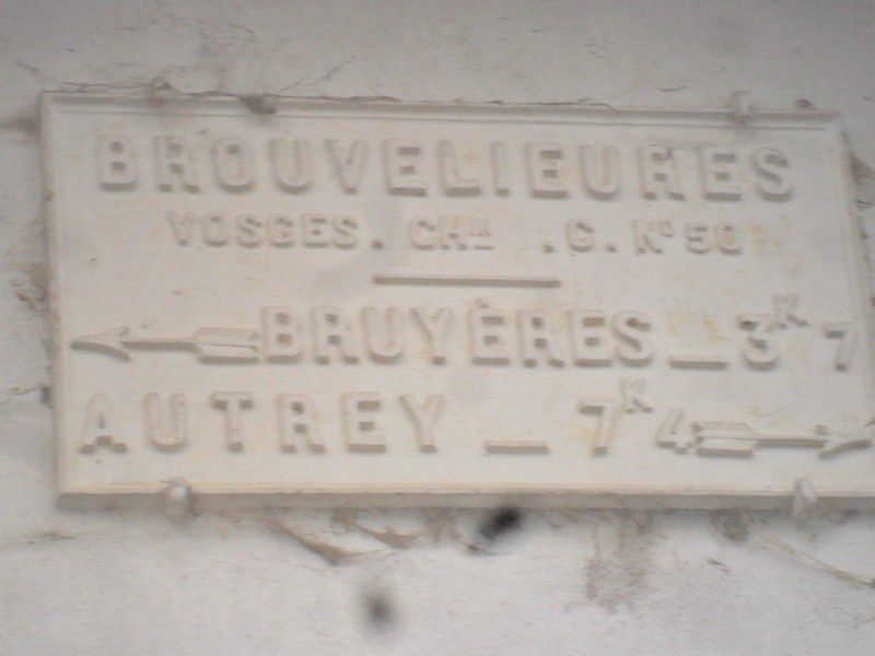 Brouvellieres, plaque repeinte avec la couleur du mur juill